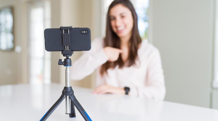 Zu sehen ist das Bild 1 zum Beitrag mit dem Thema: Die besten Selfie Stative