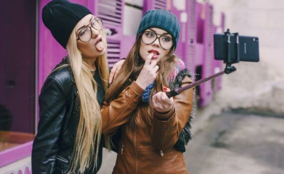 Zu sehen ist das Bild 1 zum Beitrag mit dem Thema: Die besten Smartphone Selfie Sticks
