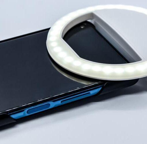 Zu sehen ist das Bild 1 zum Beitrag mit dem Thema: Smartphone Hülle mit Ringlicht
