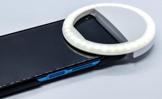 Zu sehen ist das Bild 1 zum Beitrag mit dem Thema: Smartphone Hülle mit Ringlicht