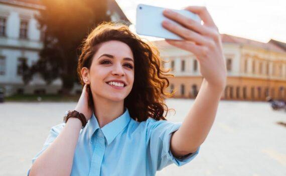 Zu sehen ist das Bild 1 zum Beitrag mit dem Thema: Selfie Trends - Was erwartet uns 2025
