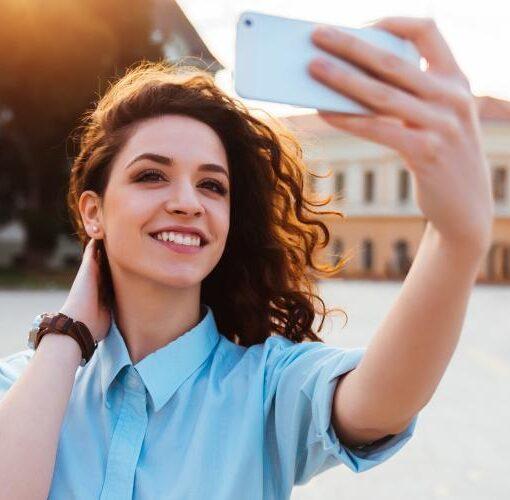 Zu sehen ist das Bild 1 zum Beitrag mit dem Thema: Selfie Trends - Was erwartet uns 2025