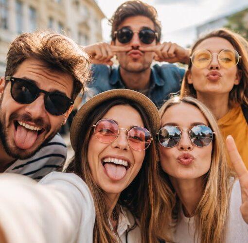 Zu sehen ist das Bild 1 zum Beitrag mit dem Thema: Lustige Selfie Ideen für kreative und originelle Fotosessions