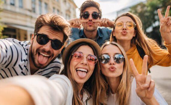 Zu sehen ist das Bild 1 zum Beitrag mit dem Thema: Lustige Selfie Ideen für kreative und originelle Fotosessions
