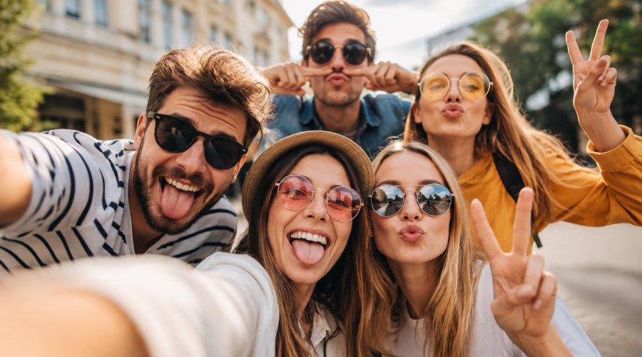 Zu sehen ist das Bild 1 zum Beitrag mit dem Thema: Lustige Selfie Ideen für kreative und originelle Fotosessions